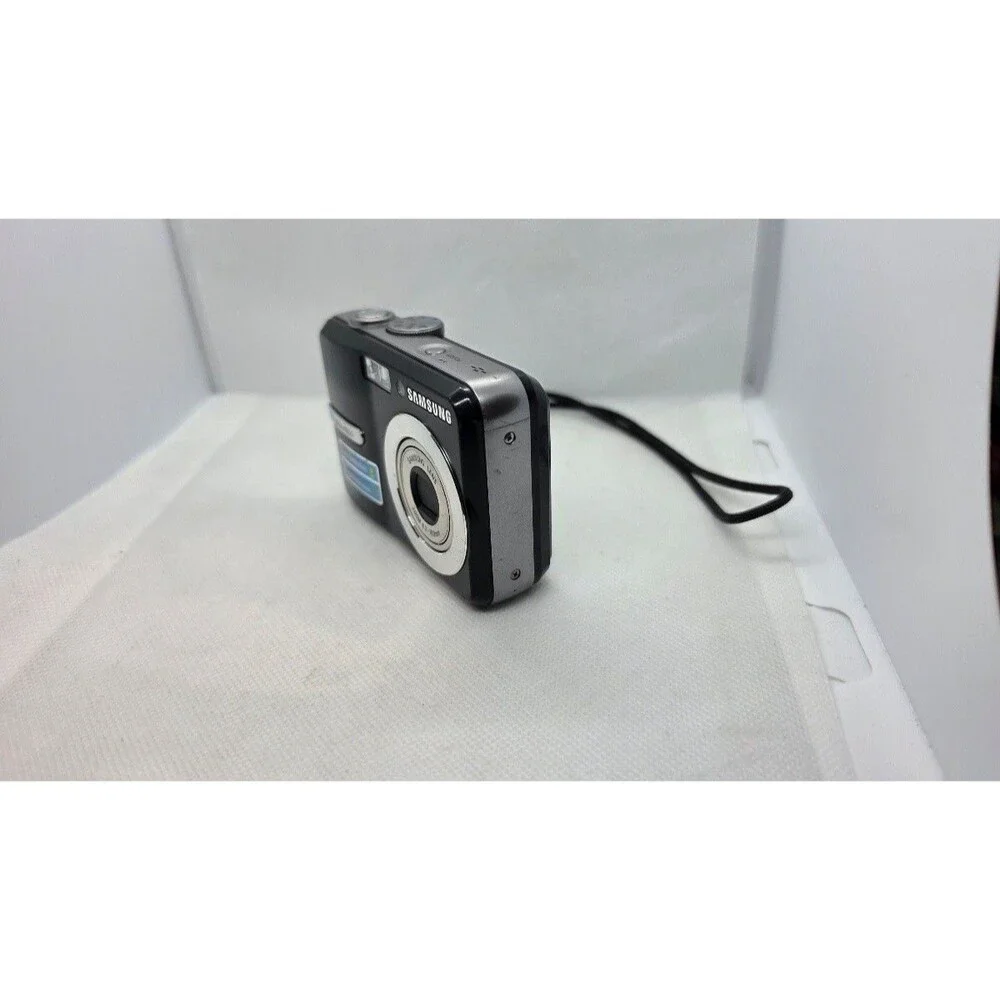 Samsung S860 Compact Digital Camera 2GB SD Card (Screen Blur)
